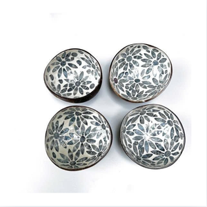 Bols en céramique faits à la main avec motif floral sous un design bleu-gris sous glaçure pour le service des aliments, les cadeaux et la vaisselle décorative - Product Image 1