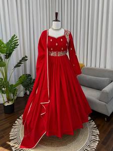 Vestido de lentejuelas con encaje y dupatta reversible, sin arrugas, de secado rápido, hasta el tobillo, para fiesta Diwali, de la marca Blooming TENNECY Chinon. - Product Image 1