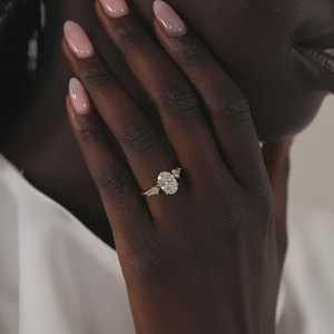 Bague de fiançailles à trois diamants, largeur 2,2 mm, taille ovale en forme de cerf-volant, diamants de laboratoire, alliances modernes uniques, sur mesure, or massif 14 carats, prix d'usine - Product Image 2