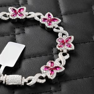 สร้อยข้อมือฮิปฮอปแบบฝังเพชรทรงกลมสีชมพูแซฟไฟร์และมอยส์ซาไนต์ VVS สี D ขนาด 12 มม. ชุบทองคำ ดีไซน์ Butterfly Infinity Link สำหรับผู้ชายและผู้หญิง - Product Image 2