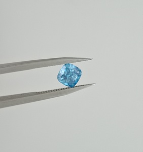 พลอยสังเคราะห์ทรงคุชชั่นสีน้ำเงินเข้ม 1 กะรัต รับรองโดย IGI ผลิตในห้องปฏิบัติการด้วยวิธี CVD HPHT ความสะอาดระดับ VS1 สำหรับงานหมั้น - Product Image 3