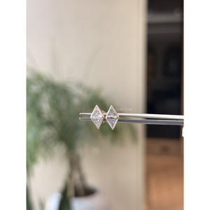ต่างหูเพชรทรงเรขาคณิต 14K ทองคำแท้ ประดับเพชรทรงไทรลิออนคัท 0.90 กะรัต รูปทรงว่าว ฝังแบบ Bezel Set เครื่องประดับมินิมอลสำหรับผู้หญิง - Product Image 6