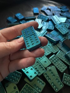 Fabrication sur mesure de jeux de dominos miniatures de haute qualité, écologiques, en résine, double six, avec boîte personnalisée en couleur. - Product Image 2