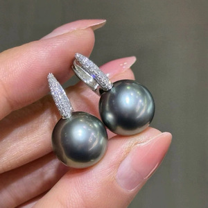 Pendientes de Perlas de Agua Dulce S925 de Alta Calidad, Redondos con Luz Intensa, Diseño de Plata Sofisticado - Product Image 1