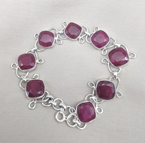 กำไลข้อมือเงินแท้ 925 ประดับพลอยทับทิมธรรมชาติทรงคุชชั่นเจียระไนแบบเหลี่ยม งานแฮนด์เมด พร้อมตัวเลือกชุบทอง สำหรับผู้หญิง เหมาะสำหรับเป็นของขวัญ - Product Image 1