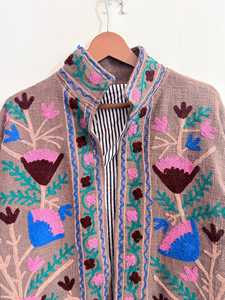 เสื้อแจ็คเก็ตถักลายดอกไม้สไตล์โบฮีเมียนคุณภาพสูงสำหรับผู้หญิง ทรงหลวม คอจีน แขนยาว เหมาะสำหรับใส่ในฤดูใบไม้ร่วง ทำด้วยมือจากผ้าขนสัตว์และอะคริลิก - Product Image 6