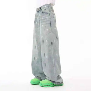 Rehaussez votre garde-robe personnelle avec des motifs artistiques en strass et un jean durable à taille haute orné de strass. - Product Image 5