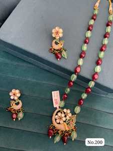 Ensemble de collier élégant plaqué or Kundan avec perles et cristaux de strass, design floral pour femmes, bijoux de mariage - Product Image 1