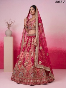 Lehenga Choli de créateur lourd et élégant pour mariée, en soie Gadhwal Banarasi, avec broderies à la main en miroir, Gotta Patti, Dabki doré et motifs en relief, tenue de mariage pour femme - Product Image 2