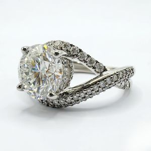 Anillo de compromiso de oro blanco de 14k con diamante cultivado en laboratorio de corte redondo de 2.62CTW, certificado IGI, con banda dividida - Product Image 2
