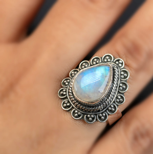 Bague en Pierre de Lune Arc-en-ciel de Créateur, Bijou Artisanal en Pierre Précieuse, Bague Élégante en Argent, Pierre de Naissance de Juin - Product Image 1