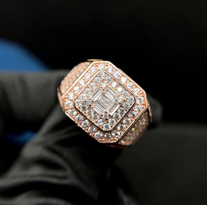 Anillo de compromiso y boda para hombre de plata de ley 925 chapado en rodio, estilo hip hop, con diseño de racimo de circonitas talla baguette y redonda, ideal para regalo. - Product Image 1