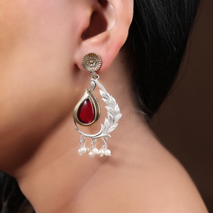 Pendientes Colgantes Étnicos de Plata Oxidada con Piedra de Resina Roja en Forma de Lágrima para Mujer, Regalo para Esposa - Product Image 1
