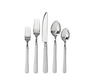 Cubiertos metálicos clásicos para una disposición tradicional de la mesa de comedor que combinan estilo atemporal con material duradero. - Product Image 1