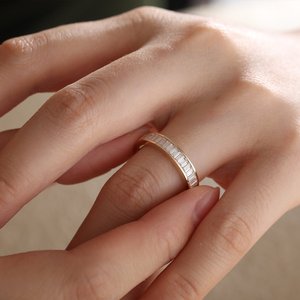 Anillo de boda minimalista de media eternidad con diamantes cultivados en laboratorio de corte baguette de 3*1.5 mm en oro blanco de 14K, certificado IGI. - Product Image 1