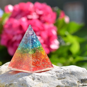 Pirámide de Orgón Arcoíris, Siete Chakras, Piedras Preciosas Talladas y Grabadas, Cristal Artesanal, Decoración para Meditación, Yoga y Feng Shui - Product Image 3