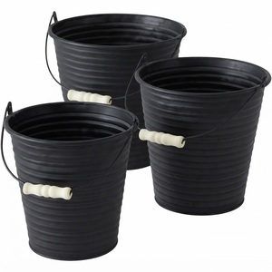 ถังโลหะสีดำด้านแบบมีลายริ้วพร้อมหูจับไม้ กระถางดอกไม้เหล็กตกแต่ง ตะกร้าชุบสังกะสีแบบอุตสาหกรรม - Product Image 1