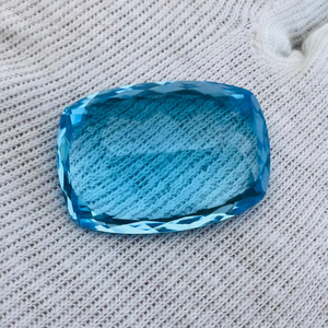 บลูโทแพซทรงคุชชั่นขนาดใหญ่ 48.17 กะรัต คุณภาพเกรด AAA พร้อมความเงางามระดับ AAA  ผ่านการเจียระไนและขัดเงาอย่างสมบูรณ์แบบ - Product Image 4