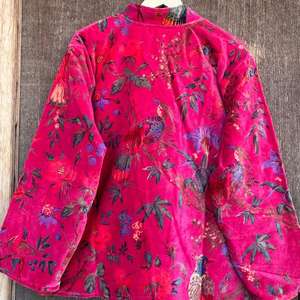 เสื้อแจ็คเก็ตพิมพ์ลายดอกไม้กำมะหยี่ทำมือสีชมพู: เสื้อโค้ทปักลายสไตล์โบฮีเมียน - Product Image 5