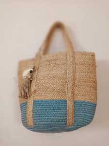Sac fourre-tout bohème en paille avec pompon turquoise et poignées tressées pour la plage, sac à main léger pour femme - Product Image 4