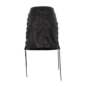 Minifaldas de cuero genuino negras con abertura y encaje, estilo casual, sexy, para discoteca, de cintura regular, ecológicas, tipo vendaje, de moda urbana. - Product Image 2