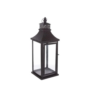 Farol de Vela Tradicional de Metal Negro con Diseño Atractivo y Tapa Martillada, Portavelas Decorativo de Hierro para Colgar y de Sobremesa - Product Image 1