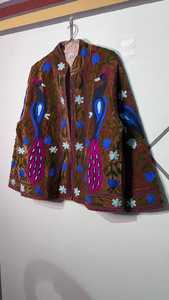 Chaqueta Suzani de Terciopelo Bordada a Mano con Diseño de Aves Indias, Estilo Boho, Chaqueta Suzani de Terciopelo con Diseño de Pavo Real Bordado - Product Image 3