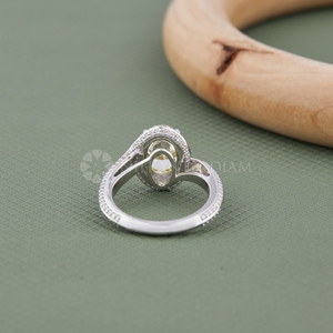 Anillo de Diamante Cultivado en Laboratorio con Corte Ovalado, Certificado IGI con Claridad VVS, Diseño Moderno, Anillo de Oro Blanco para Mujer, de la India - Product Image 3