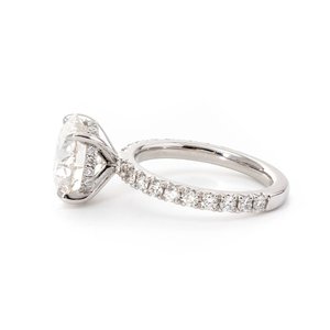 แหวนเพชรทรงกลม 3 กะรัต เกรดหรู ผลิตในห้องปฏิบัติการ ตัวเรือนทองคำขาว 14K แท้ ดีไซน์หรูหรา 4 กรงเล็บ ประดับเพชรรอบวงแบบซ่อน แหวนหมั้นเพชรเม็ดเดี่ยว สไตล์ฝรั่งเศส - Product Image 6