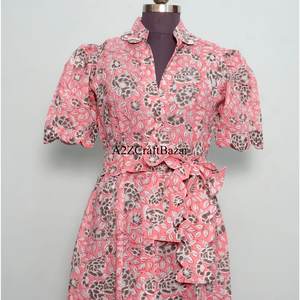 Robe midi florale Kangura pour femme, 100 % coton écologique, style Kangura, col en V, manches courtes, boutons décoratifs, lavable. - Product Image 4