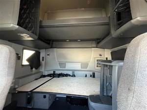 Camion tracteur diesel 6x4 haute fiabilité, véhicule utilitaire lourd pour la logistique de fret - Product Image 5