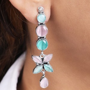 Boucles d'oreilles pendantes tendance en laiton argenté oxydé multi-pierres, vente en gros |   Boucles d'oreilles florales bicolores pour femmes |   Fournisseur de bijoux en gros - Product Image 2