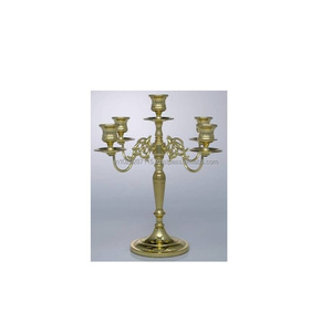 Candelabro de latón de estilo tradicional de cinco brazos perfecto para mesas elegantes, banquetes formales y ambientes de comedor vintage - Product Image 1