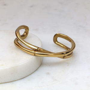Bracelet manchette en laiton et bambou bio fait main - Jonc ouvert minimaliste doré - Bijou statement croisé empilable pour femme - Product Image 2