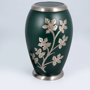 Urne funéraire artisanale en laiton de qualité supérieure pour cendres humaines adultes, élégante urne commémorative verte émaillée avec motif de feuille gravé - Product Image 1