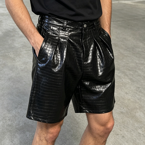 Pantalones cortos de hombre de cintura alta, negros, con revestimiento de PU, con pliegues y bolsillos, estilo casual, largo Bermuda - Product Image 1
