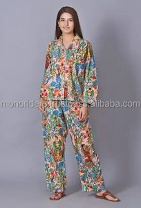 Ensemble de pyjama de luxe 4 pièces en polyester et soie pour femme Mono Riders, imprimé floral, respirant, grande taille, avec short doux - Product Image 3