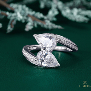 แหวนหมั้นเพชรทรงลูกแพร์สุดหรู แหวนแต่งงานแบบ Toi Et Moi ประดับเพชรแบบ Pave Split Shank ชุบทอง 14K ได้รับการรับรองจาก IGI - Product Image 1