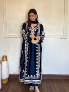 Kaftan en satin de rayonne brodé avec pantalon et dupatta assortis, coupe classique, motif floral blanc, style indien, infroissable, pour mariage et protection solaire - Product Image 3
