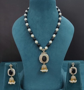 Collar Mala Tradicional Indio Minimalista de Primera Calidad con Hermosas Jhumki, Ligero y Cómodo, Ideal para Todas las Ocasiones - Product Image 1