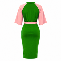 Alpha |   Kapa |   Robe moulante mi-longue Alpha pour femme, vert et rose contrastés, avec manches cape, détails boutonnés et ceinture ajustée à la taille