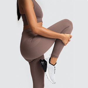Ensemble de yoga premium personnalisé avec logo, vêtements de sport solides, fabricant pakistanais, vente en gros, vêtements d'entraînement sans couture, légers - Product Image 6