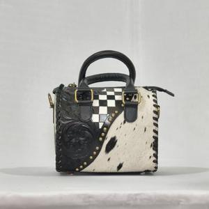 Sac de sport léger et imperméable en cuir véritable noir et blanc, fourrure, fait main, tendance 2026, style mini Speedy - Product Image 1