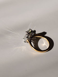 Anillo de Diamantes de Corte Esmeralda de Lujo con Diamantes Laterales, Oro Amarillo, Elegante Anillo de Compromiso de Diamantes Esmeralda para Mujer, Joyería Fina - Product Image 3