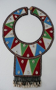 Collar Choker Africano Bordado Colorido, Accesorio Elegante Multicolor, Medallón Étnico, Bordado a Mano en Vidrio - Product Image 3