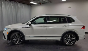 Volkswagen Tiguan <span class=keywords><strong>S</strong></span> E L R-<span class=keywords><strong>Line</strong></span> 4dr SUV AWD (2.0L 4cyl Turbo 8A) d'occasion en bon état, modèle 2023 - Product Image 4