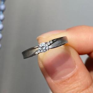 Anillo Solitario con Diamante Cultivado en Laboratorio, Acabado Mate, Oro Sólido de 14k, Unisex, para Uso Diario - Product Image 3