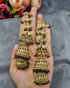 Boucles d'oreilles Jhumka en cristal perlé à double dôme avec chaînes de cheveux intégrées, idéales pour les mariages et les occasions festives – Vente en gros - Product Image 5