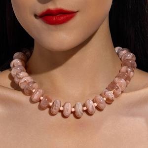 Collar de cuentas de resina de diseño con acabado y tonos vibrantes, un accesorio de moda perfecto para mujeres y niñas. - Product Image 3