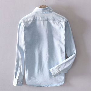 Camisa de mezclilla de manga larga para hombre, cuello abotonado, color liso, corte regular, lavado a la piedra, con bolsillos y costuras decorativas. - Product Image 2